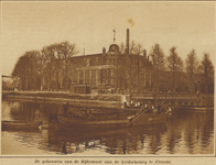 871890 Gezicht over het Merwedekanaal te Utrecht, op de gebouwen van de Rijksmunt (Leidseweg 90).